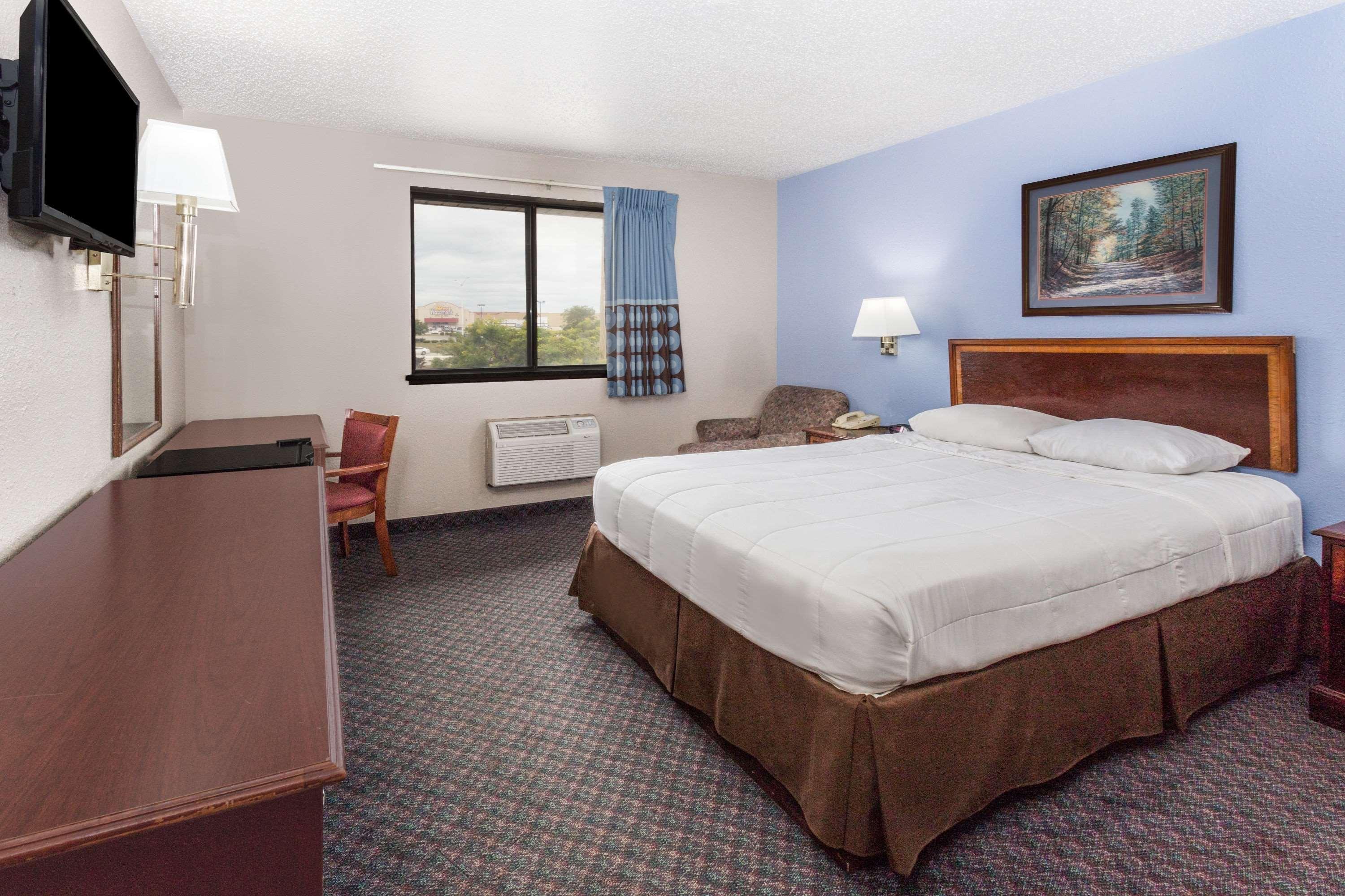 Super 8 By Wyndham Kenosha/Pleasant Prairie Hotel Exterior photo